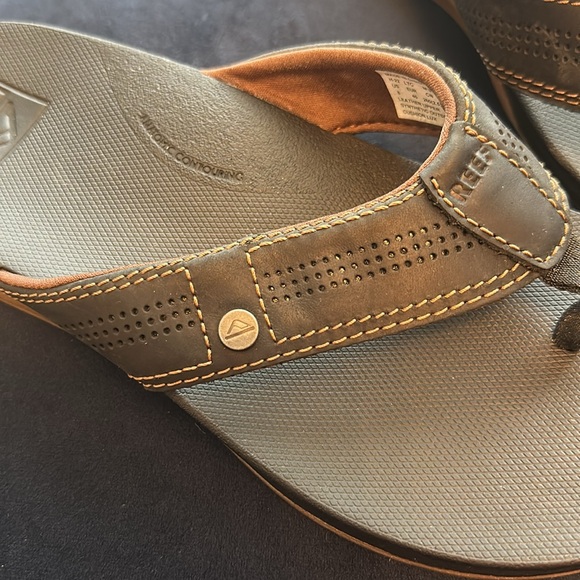 NWOT. Reef Men's Black and Tan leather Flip Flops - Picture 3 of 5